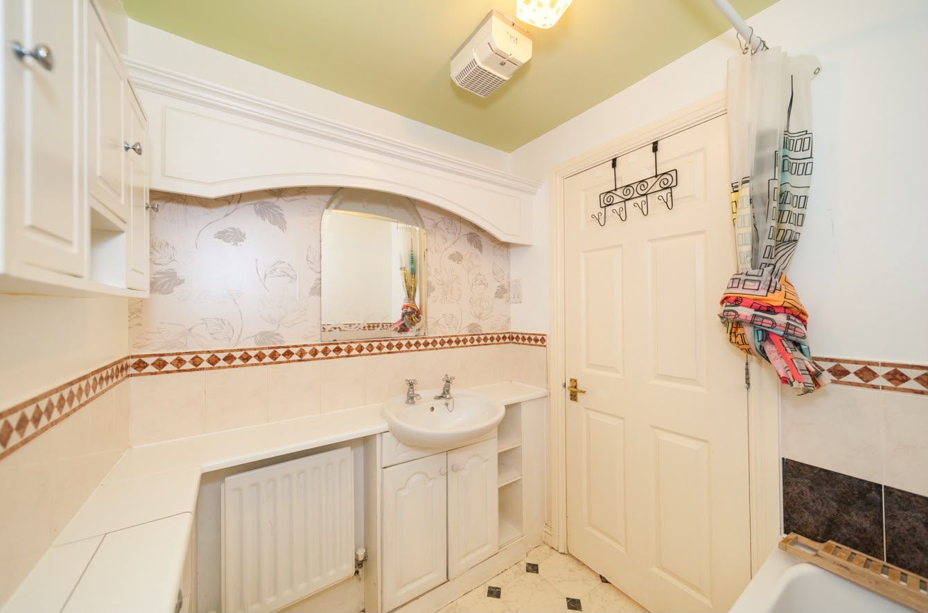Family bathroom, second view