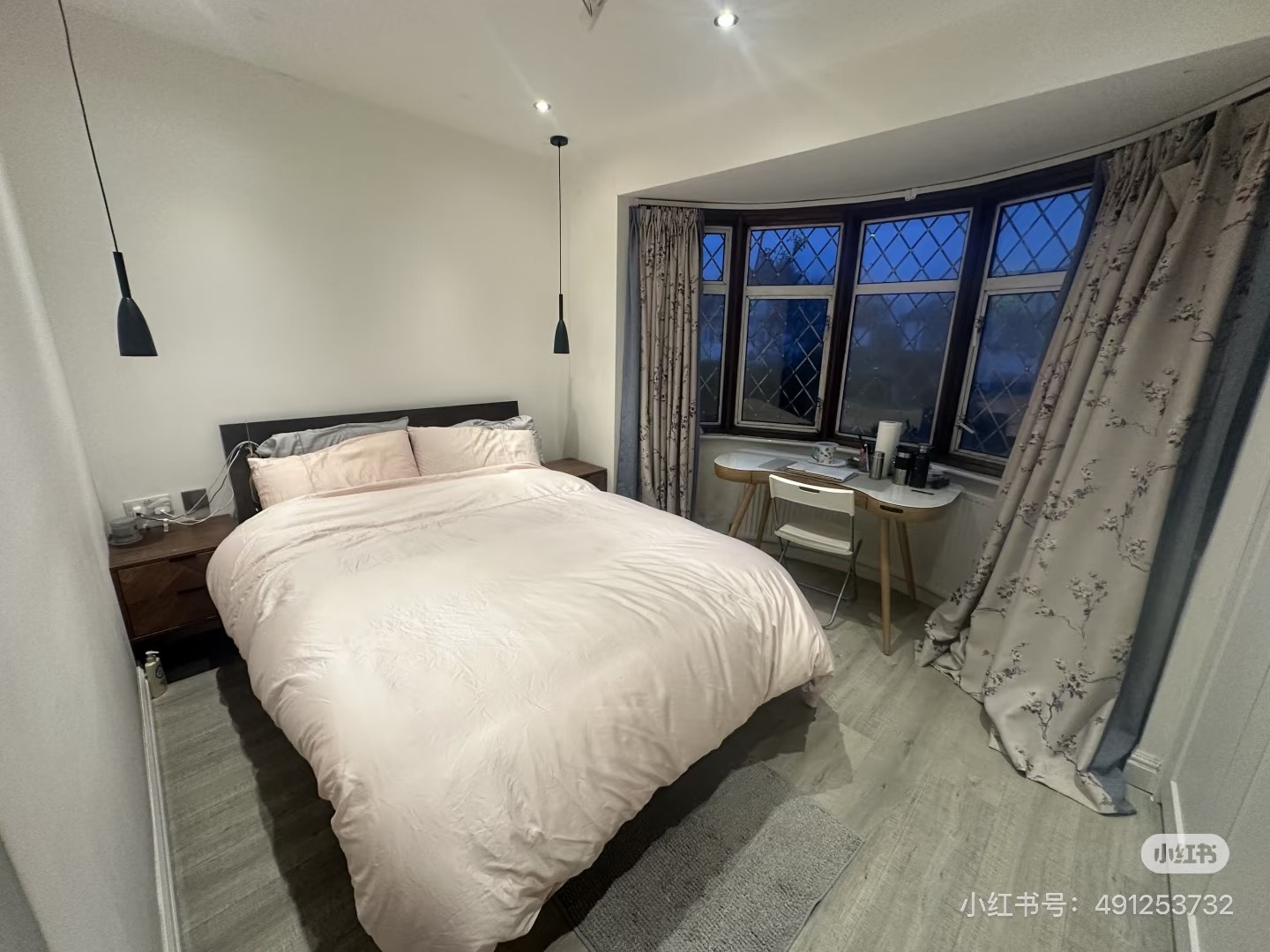 Principal bedroom with bay window
