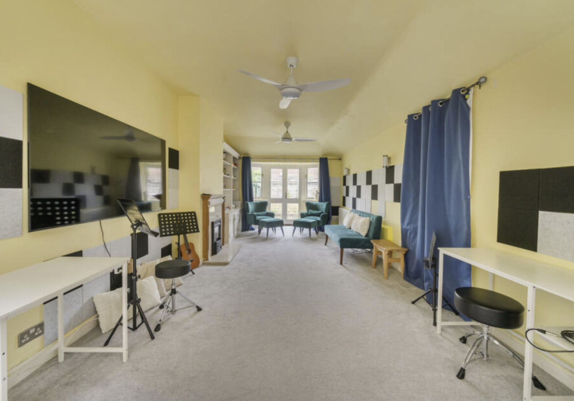 Spacious sitting room